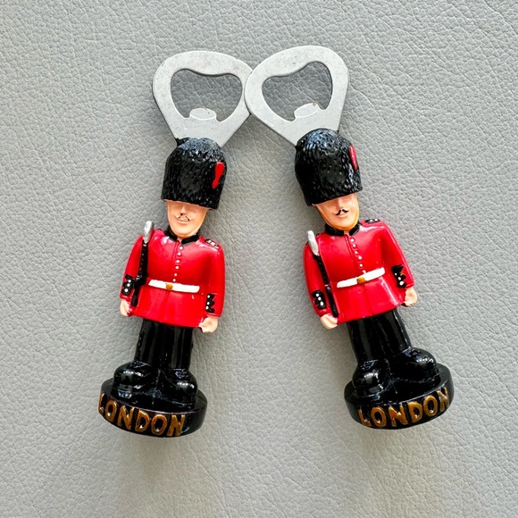 London Gift: British Queens Guard Brown Plush Teddybear & 2 Bottle Openers | NEW - Picture 5 of 6